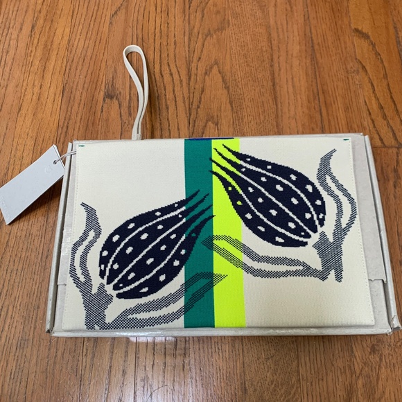 Rothy’s Wristlet “Botanical Navy” with Magnets NWT - Picture 1 of 6